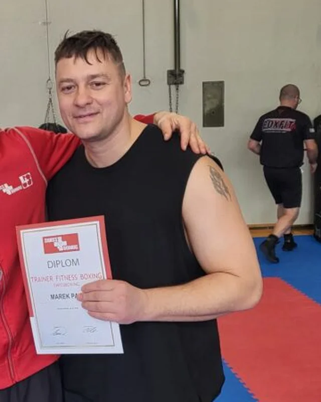 Boxtrainer Marek Palo mit seinem Swiss-Boxing-Diplom als Trainer Fitness Boxing