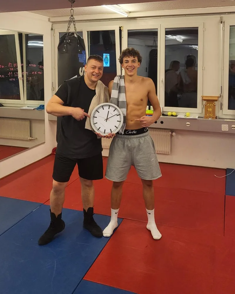 Trainer Marek Palo mit einem Nachwuchsboxer in der Halle des Dream Box Team